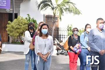 Minuto de silencio por el 25-N en la plaza de San Juan/Francisco Javier Santana y TA.