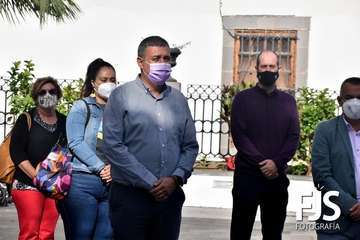 Minuto de silencio por el 25-N en la plaza de San Juan/Francisco Javier Santana y TA.