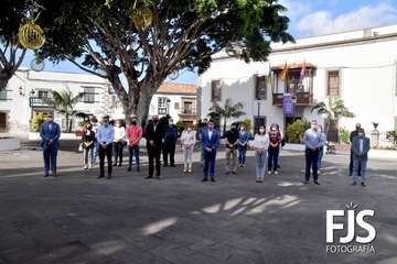 Minuto de silencio por el 25-N en la plaza de San Juan/Francisco Javier Santana y TA.