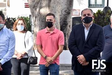 Minuto de silencio por el 25-N en la plaza de San Juan/Francisco Javier Santana y TA.