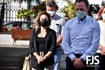 Minuto de silencio por el 25-N en la plaza de San Juan/Francisco Javier Santana y TA.