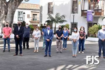 Minuto de silencio por el 25-N en la plaza de San Juan/Francisco Javier Santana y TA.