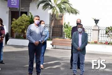 Minuto de silencio por el 25-N en la plaza de San Juan/Francisco Javier Santana y TA.