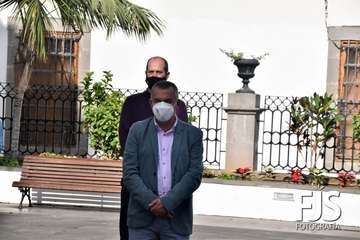 Minuto de silencio por el 25-N en la plaza de San Juan/Francisco Javier Santana y TA.