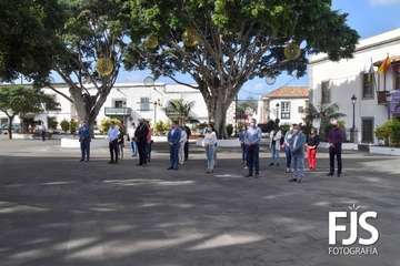 Minuto de silencio por el 25-N en la plaza de San Juan/Francisco Javier Santana y TA.