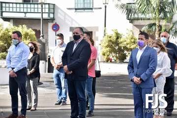 Minuto de silencio por el 25-N en la plaza de San Juan/Francisco Javier Santana y TA.
