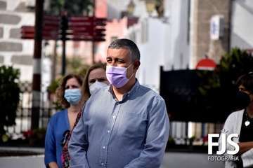 Minuto de silencio por el 25-N en la plaza de San Juan/Francisco Javier Santana y TA.