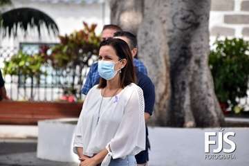 Minuto de silencio por el 25-N en la plaza de San Juan/Francisco Javier Santana y TA.
