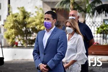 Minuto de silencio por el 25-N en la plaza de San Juan/Francisco Javier Santana y TA.