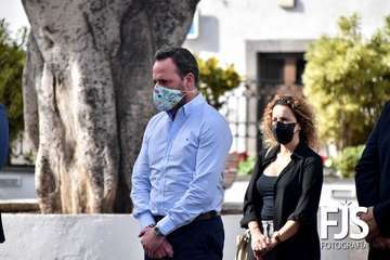 Minuto de silencio por el 25-N en la plaza de San Juan/Francisco Javier Santana y TA.