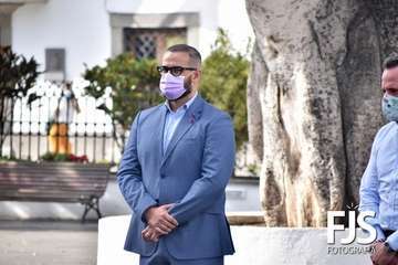 Minuto de silencio por el 25-N en la plaza de San Juan/Francisco Javier Santana y TA.