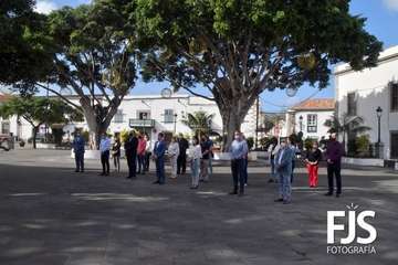 Minuto de silencio por el 25-N en la plaza de San Juan/Francisco Javier Santana y TA.