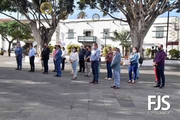 Minuto de silencio por el 25-N en la plaza de San Juan/Francisco Javier Santana y TA.