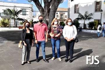Minuto de silencio por el 25-N en la plaza de San Juan/Francisco Javier Santana y TA.