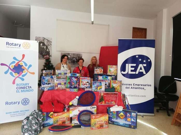 Imagen de archivo de una donación de juguetes en la sede local del PSOE (Foto TA)