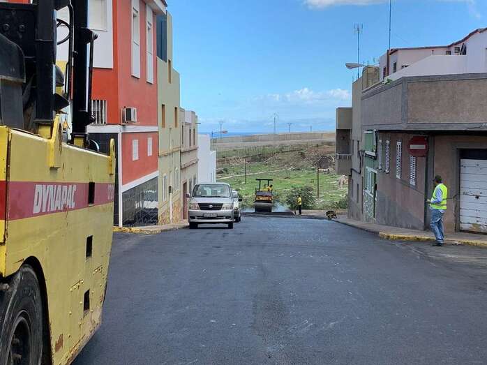 Imagen de los trabajos de reasfaltado en Lomo Cementerio (Foto TA)