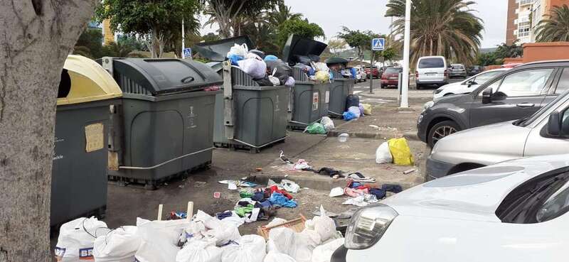 Bolsa de basura desperdigada junto a contenedores/TA.