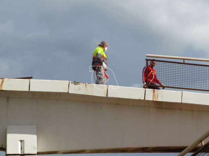 Operarios retiran las vallas metálicas/TA.