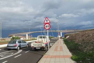 Operarios municipales retiran las vallas oxidadas de un paso elevado del vial costero de Telde/TA.