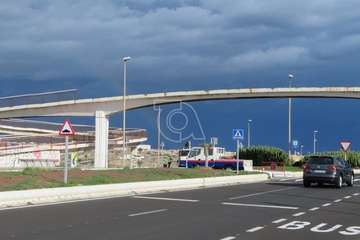 Operarios municipales retiran las vallas oxidadas de un paso elevado del vial costero de Telde/TA.