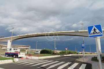 Operarios municipales retiran las vallas oxidadas de un paso elevado del vial costero de Telde/TA.