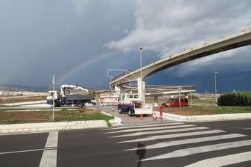 Operarios municipales retiran las vallas oxidadas de un paso elevado del vial costero de Telde/TA.