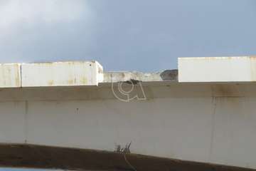 Operarios municipales retiran las vallas oxidadas de un paso elevado del vial costero de Telde/TA.