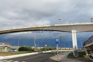 Operarios municipales retiran las vallas oxidadas de un paso elevado del vial costero de Telde/TA.