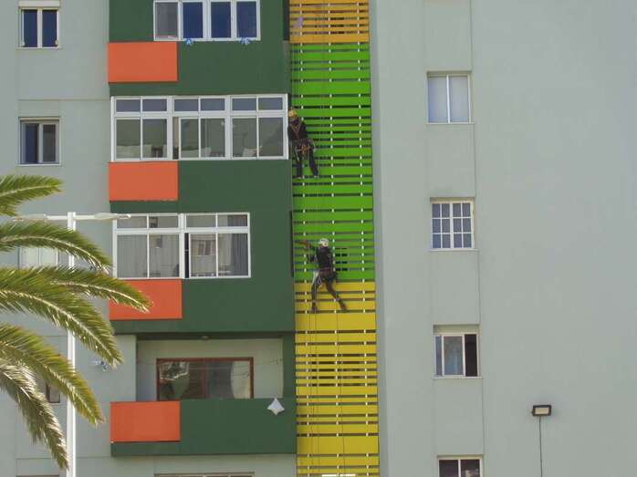 Operarios colocando las mallas antipalomas/TA.