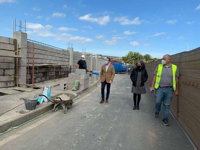 El concejal Eloy Santana y una técnica de su departamento supervisan los trabajos/TA.