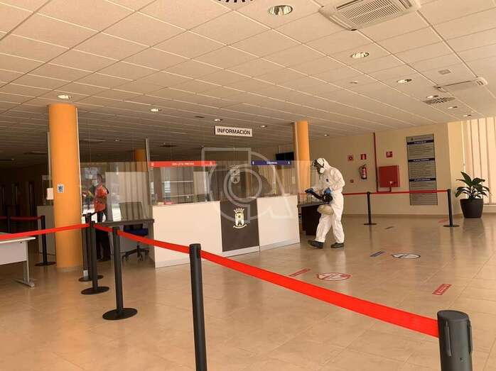 Imagen de archivo de labores de desinfección en la planta baja del nuevo edificio municipal de El Cubillo/TA.