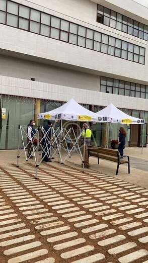 Carpas colocadas en la entrada al edificio/TA.