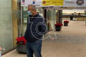 Telde instala carpas para los usuarios en la entrada al edificio municipal de El Cubillo/TA.