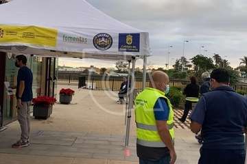 Telde instala carpas para los usuarios en la entrada al edificio municipal de El Cubillo/TA.