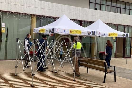 Telde instala carpas para los usuarios en la entrada al edificio municipal de El Cubillo/TA.