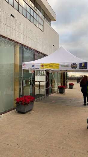 Instalación de carpas en la puerta de entrada al edificio administrativo de El Cubillo/TA.