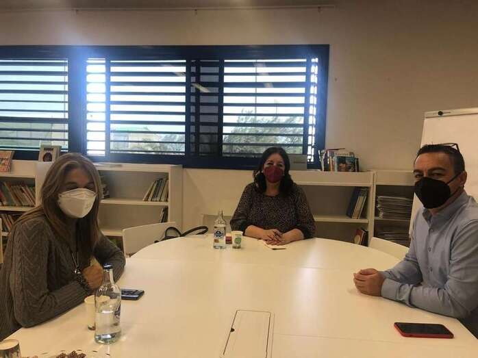 Reunión de dos de los ediles del PSOE con la consejera de Educación, Manuela de Armas, en la sede del CEP de Telde/TA.