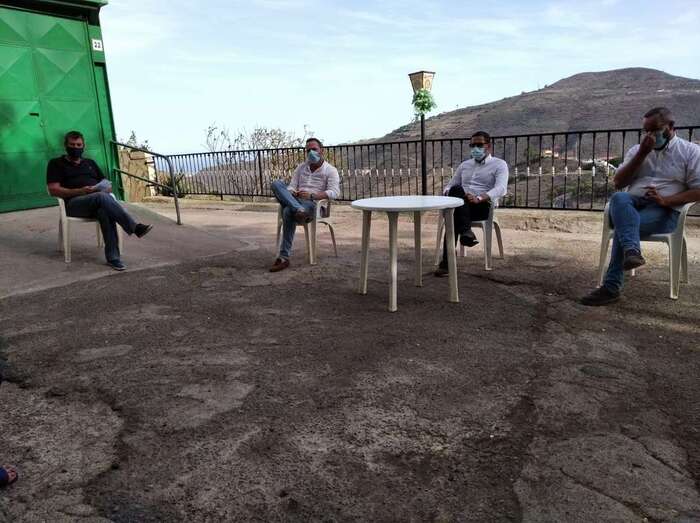 El alcalde Héctor Suárez y los concejales Jonay López y Eloy Santana, en una reunión en el barrio / TA