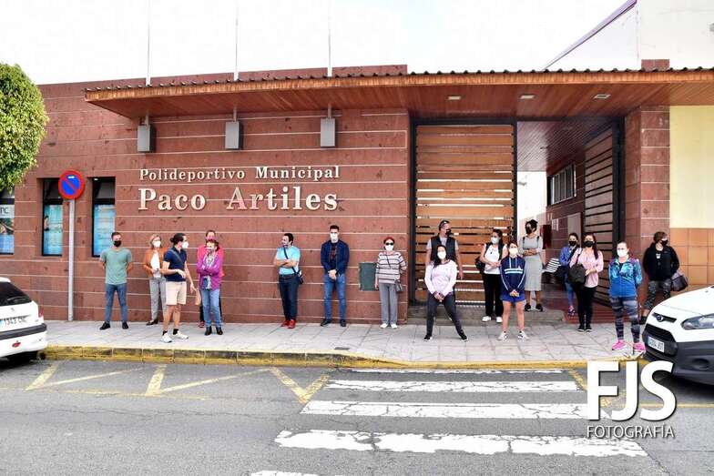 Los trabajadores se concentraron este viernes a las puertas del recinto para exigir una solución / TA