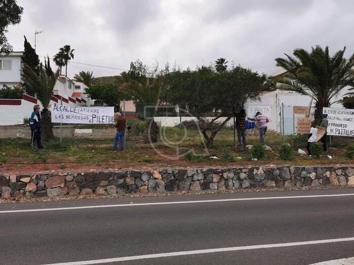 Los vecinos han colocado varias pancartas en el barrio / TA