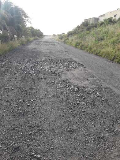 Socavones en la vía de acceso a Lomo Blanco/TA.