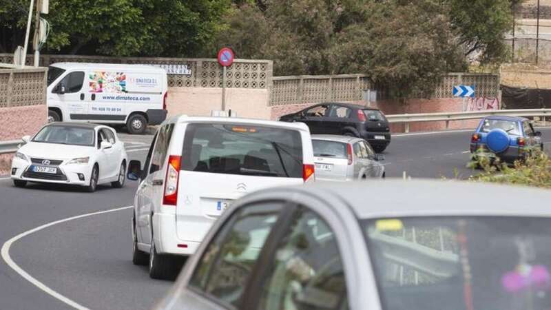 Giro peligroso de los vehículos para cambiar de sentido en la carretera de El Calero, a la altura del colegio público/TA.