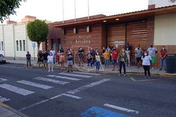 Los trabajadores posan delante del acceso principal al Paco  Artiles, esta tarde tras la reunión convocada por Lude/TA.