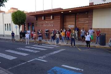 Los trabajadores posan delante del acceso principal al Paco  Artiles, esta tarde tras la reunión convocada por Lude/TA.
