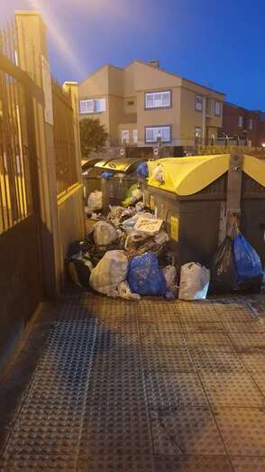 Basura acumulada esta tarde-noche en una calle de Marpequeña/TA.