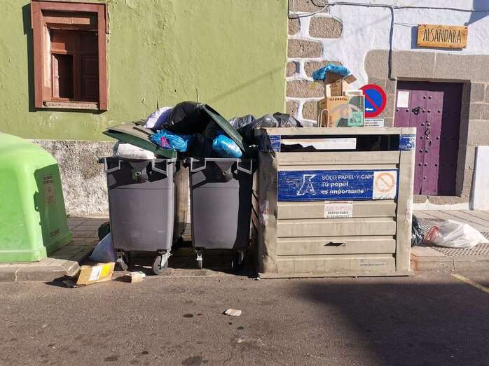 Basura acumulada en unos recipientes/TA.