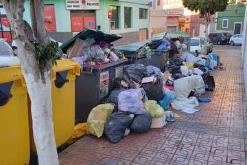 Basura acumulada en contenedores y aceras en Telde/TA.