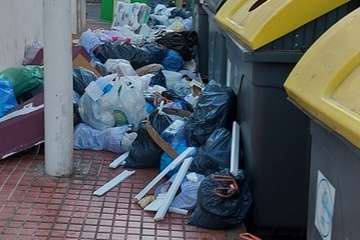 Basura acumulada en la calle de Diego de Almagro, en Clavellinas/TA.
