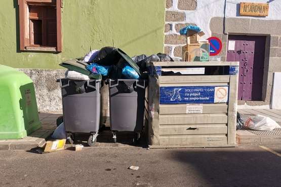 Basura acumulada en contenedores y aceras en Telde/TA.