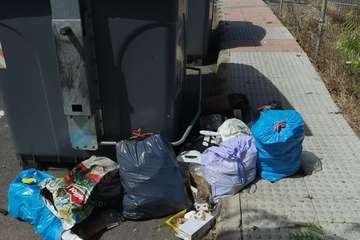 Basura acumulada en contenedores y aceras en Telde/TA.